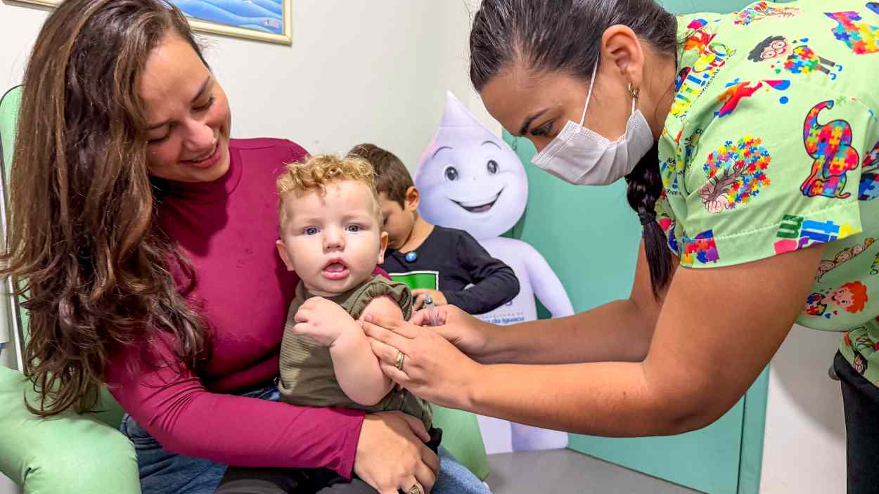 Vacinação aos sábados busca ampliar cobertura contra gripe em Foz