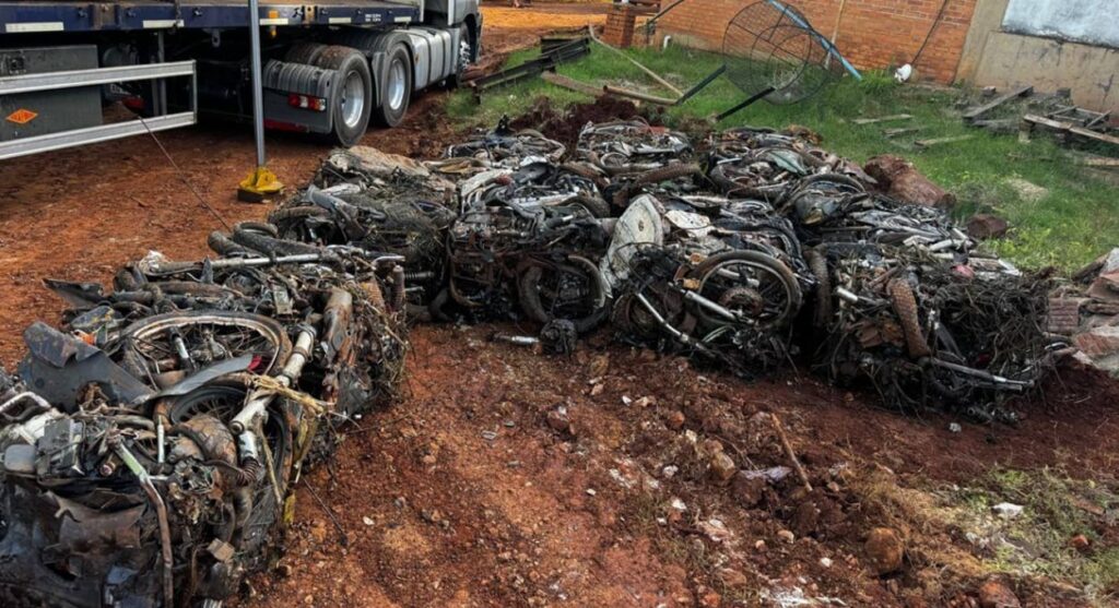 Sucatas compactadas nos pátios das delegacias na Argentina.
