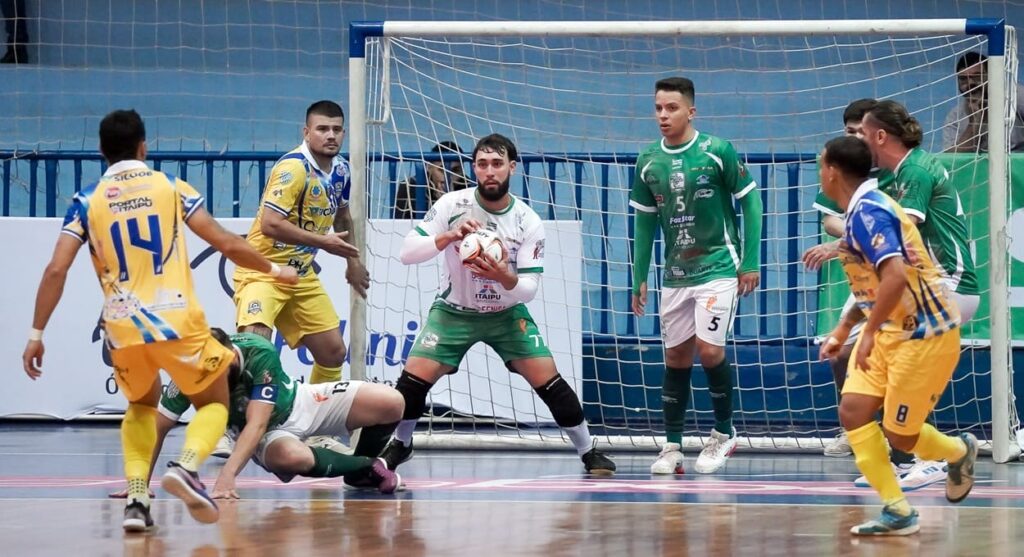 Goleiro Nicolas fez grandes defesas para o Foz Futsal.