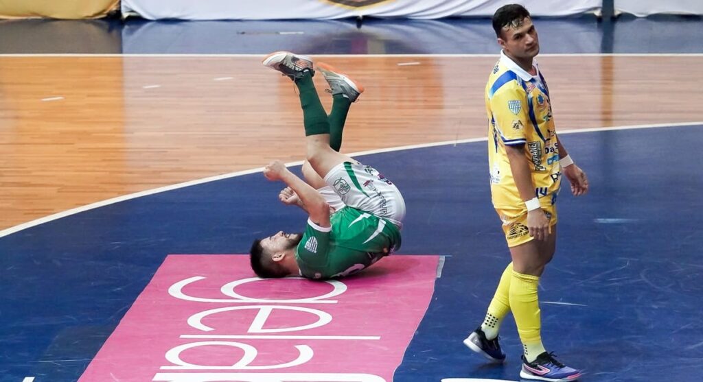 Xiru comemora o quarto gol da Máquina Mortífera (o segundo dele no jogo).