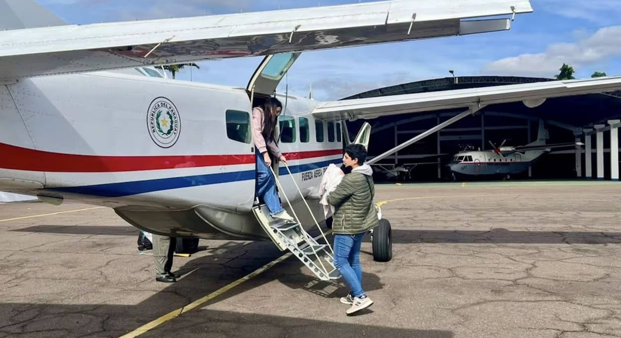 Força Aérea do Paraguai transporta bebê que recebeu transplante no Brasil