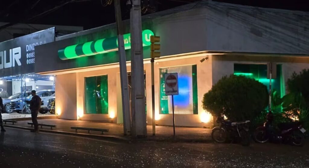 Bandidos não conseguiram invadir os cofres de dois dos estabelecimentos atacados.