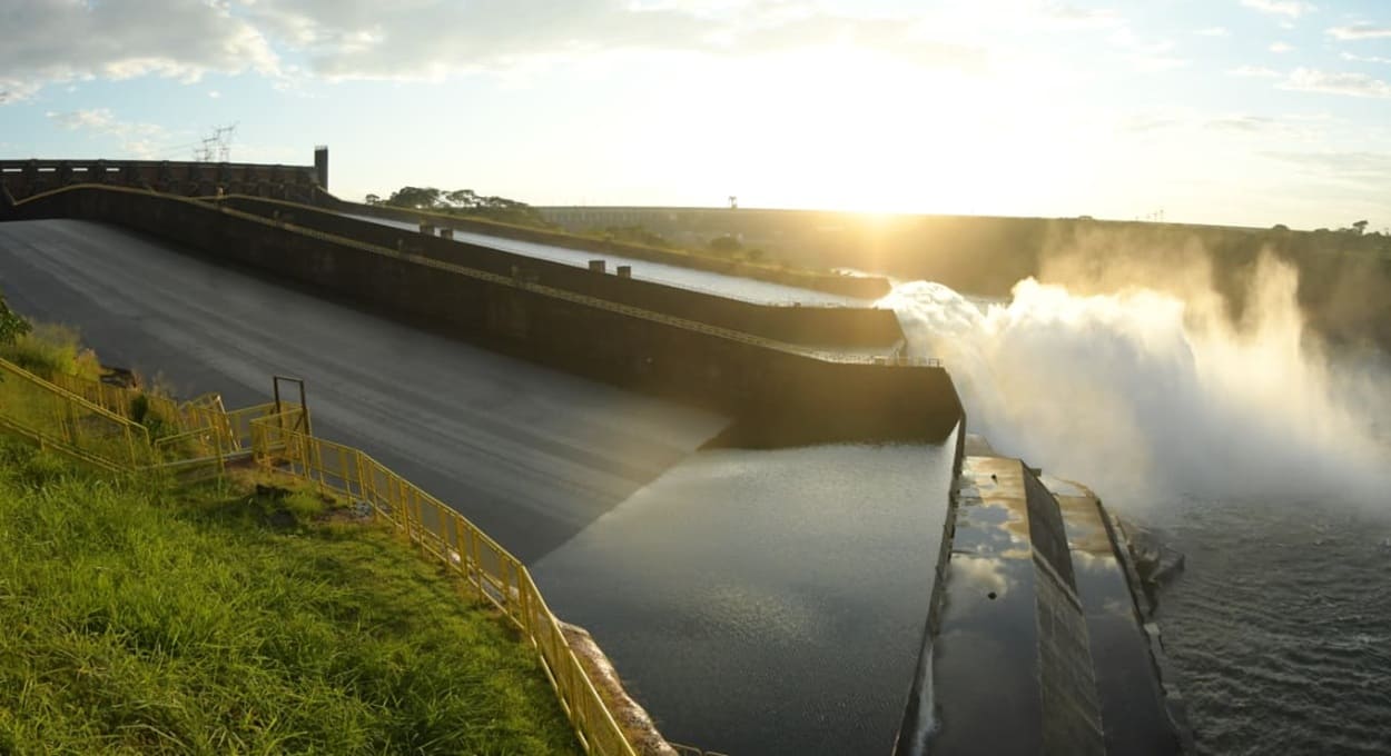 Usina de Itaipu abre vertedouro pela primeira vez em 2026