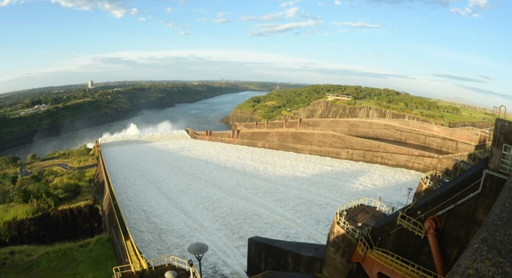 Vertedouro de Itaipu tem três calhas, mas somente a da esquerda, de maior capacidade, está aberta.