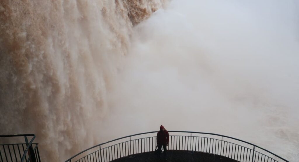 Turista observa a vazão acima da média.