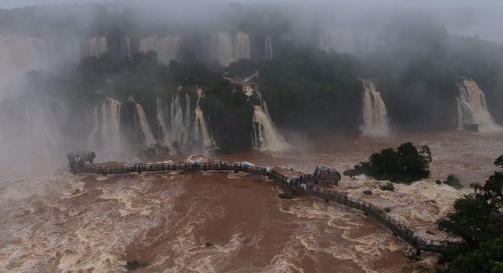 No lado brasileiro das Cataratas, todas as trilhas estão abertas nesta terça-feira (30).
