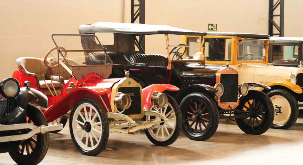 Automóveis do início do século 20, incluindo um conversível vermelho com rodas de raios de madeira e modelos da era Ford T, integram o acervo. Foto: Assessoria de Comunicação/Museu Foz Cars