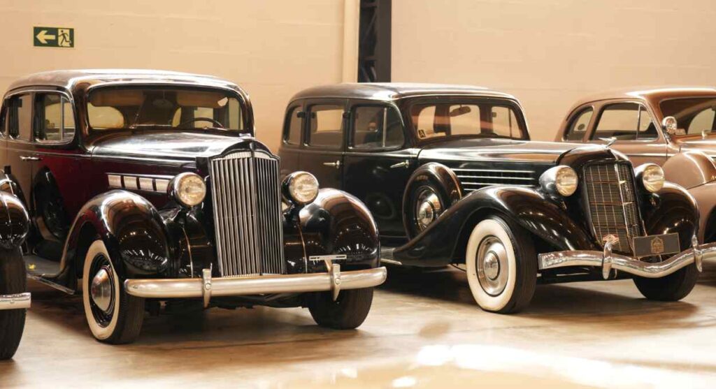 Sedãs clássicos das décadas de 1930 e 1940 fazem parte do acervo do Museu Foz Cars, em Foz do Iguaçu. Foto: Assessoria de Comunicação/Museu Foz Cars