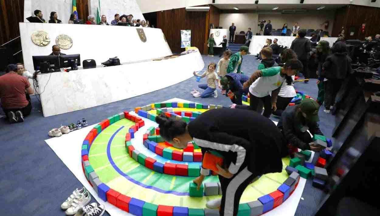 Uso excessivo de telas é tema de debate na Assembleia