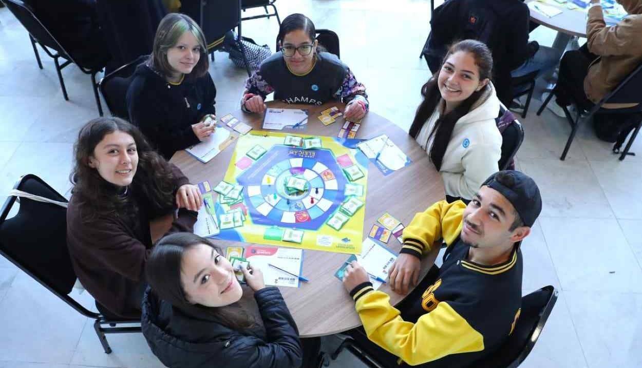 Jogo simula eleições e ensina jovens sobre cidadania e política