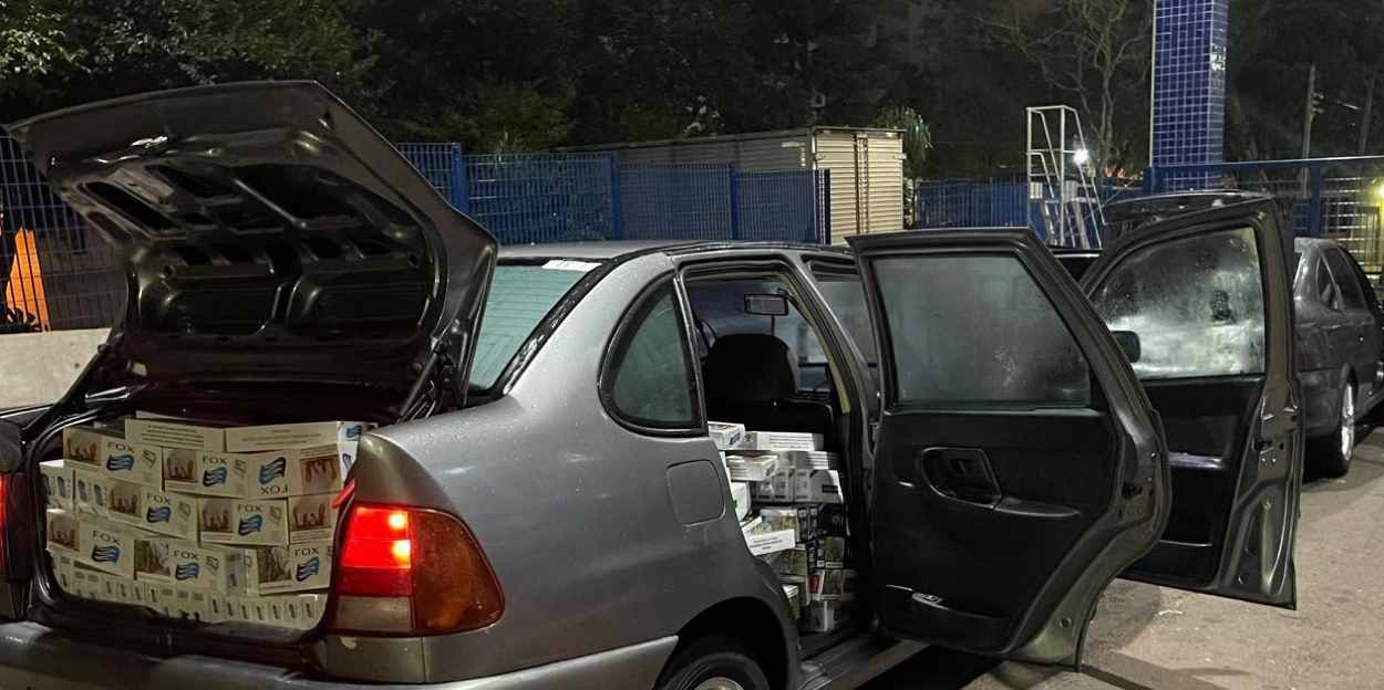 Polícia intercepta dois carros de cigarreiros que abasteciam depósito de contrabando em Foz