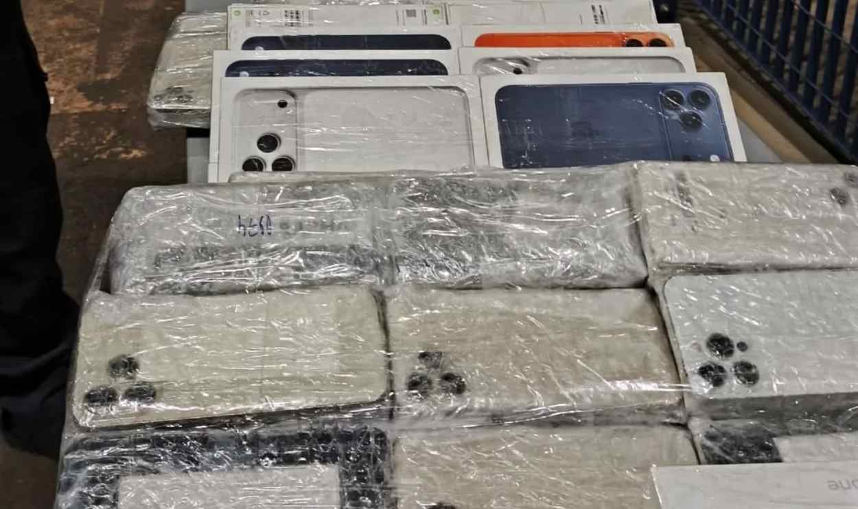 Veículo levava carga de R$ 1,2 milhão em celulares e eletrônicos em Foz