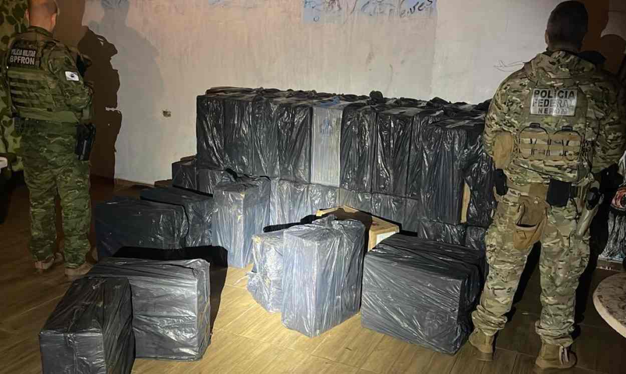 PF derruba depósito de cigarros contrabandeados no centro de Foz