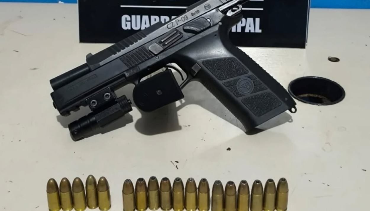 Perseguição em Foz termina com apreensão de pistola 9mm e carro adulterado