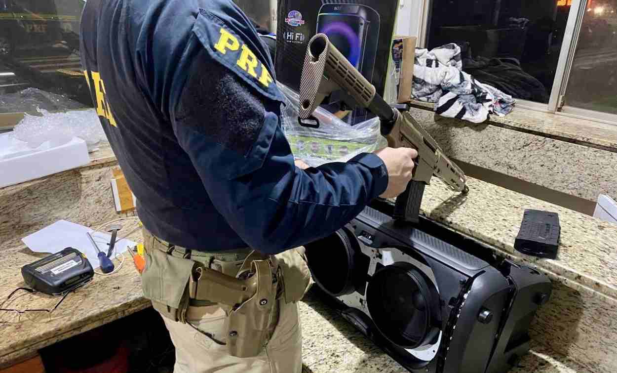 Polícia encontra fuzil do Paraguai escondido em caixa de som na BR-277