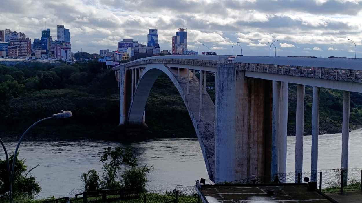 Motorista é preso com meio milhão em remédio para emagrecer e anabolizantes na Ponte da Amizade