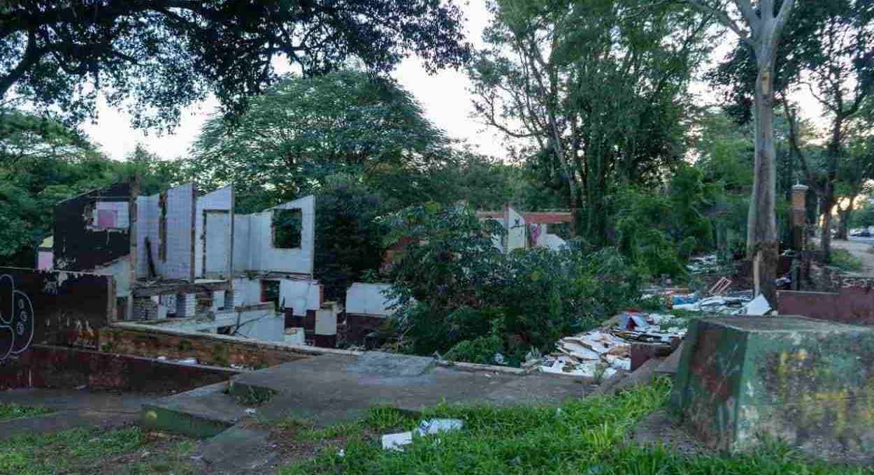 Antigo imóvel da Coart enfrenta abandono em plena região central de Foz do Iguaçu