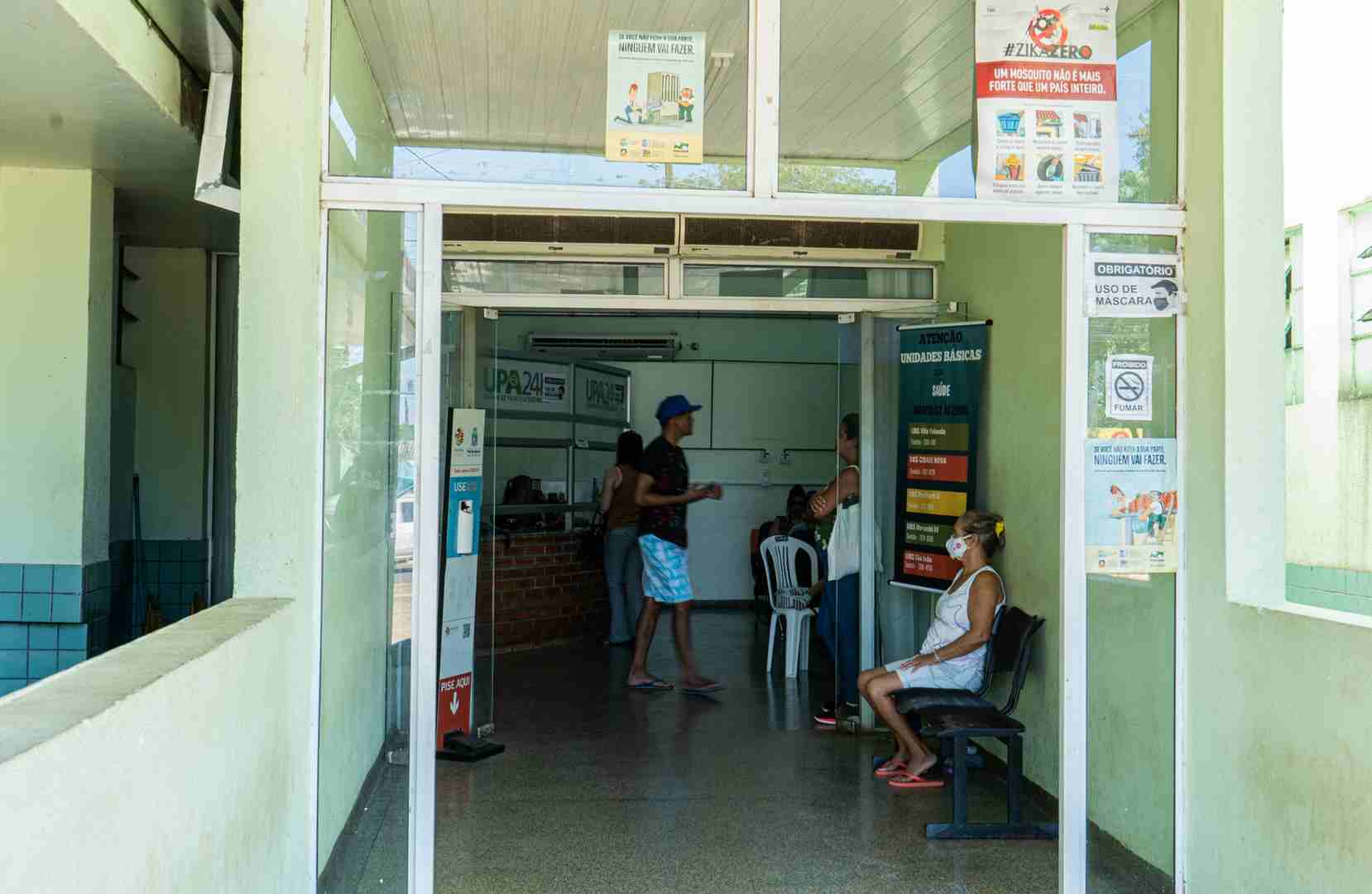Pessoas aguardam atendimento na entrada de uma unidade de pronto atendimento