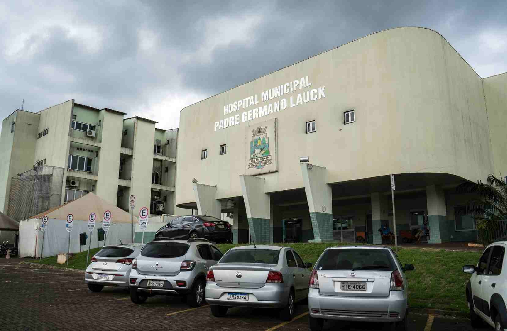Fachada do Hospital Municipal Padre Germano Lauck sob céu nublado