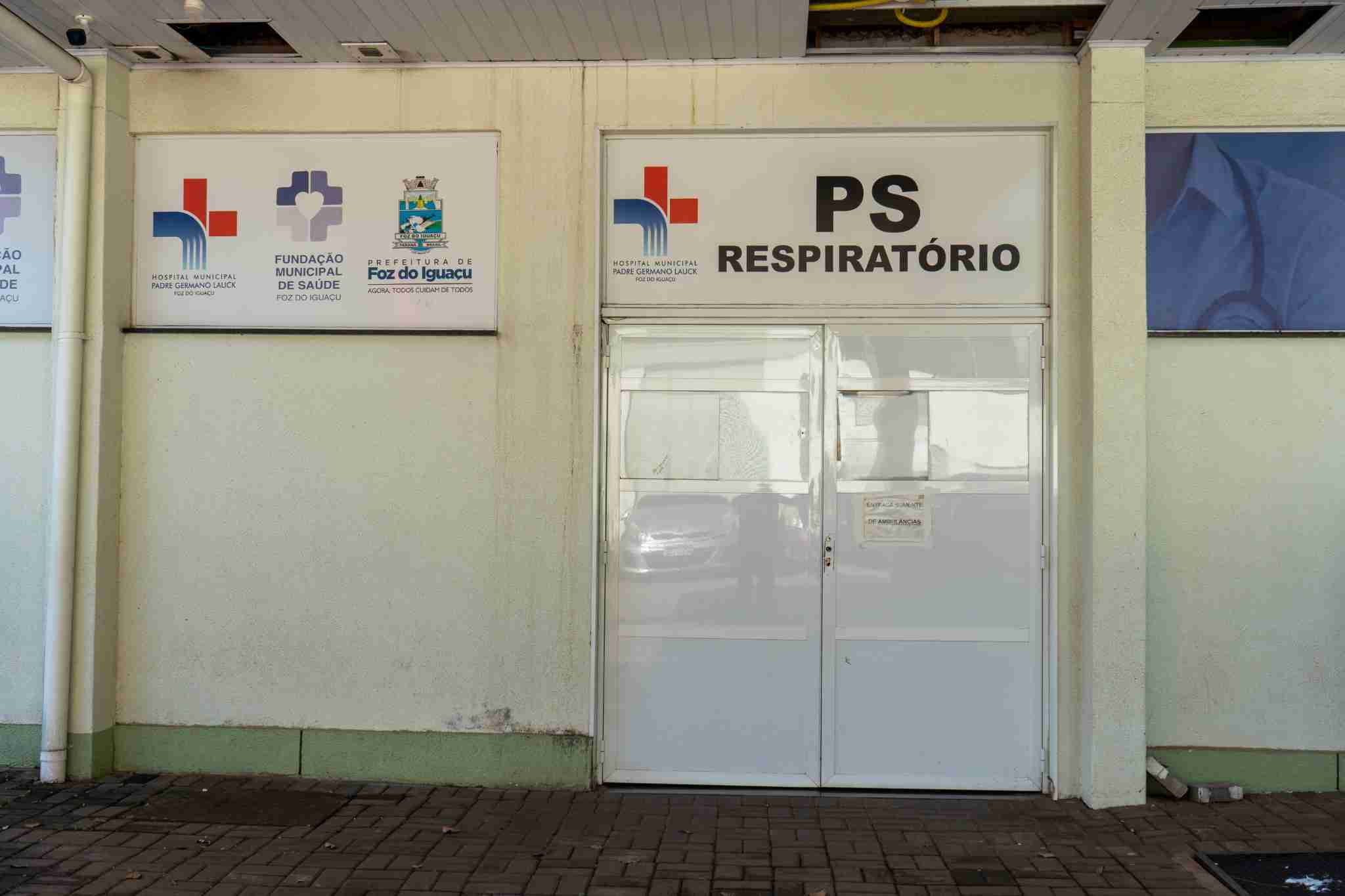 Portas fechadas do pronto-socorro respiratório do Hospital Municipal