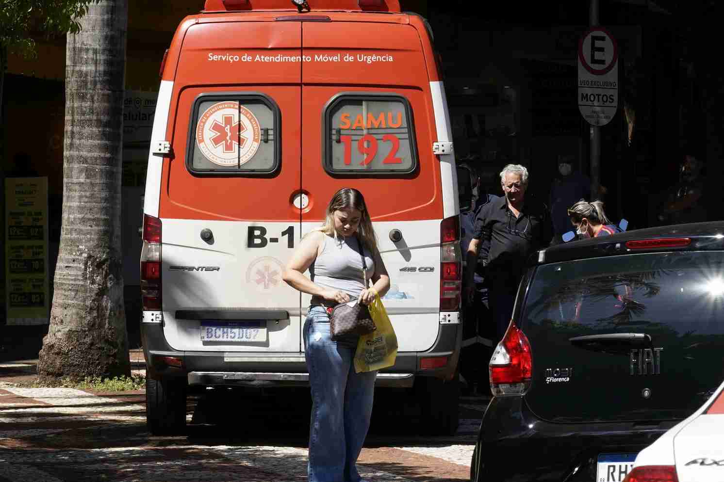 Ambulância do Samu estacionada em rua do centro de Foz do Iguaçu
