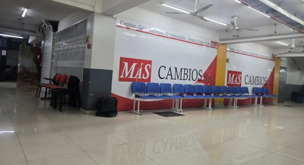 Ladrões levaram dinheiro de uma das casas de câmbio no interior da galeria no Paraguai
