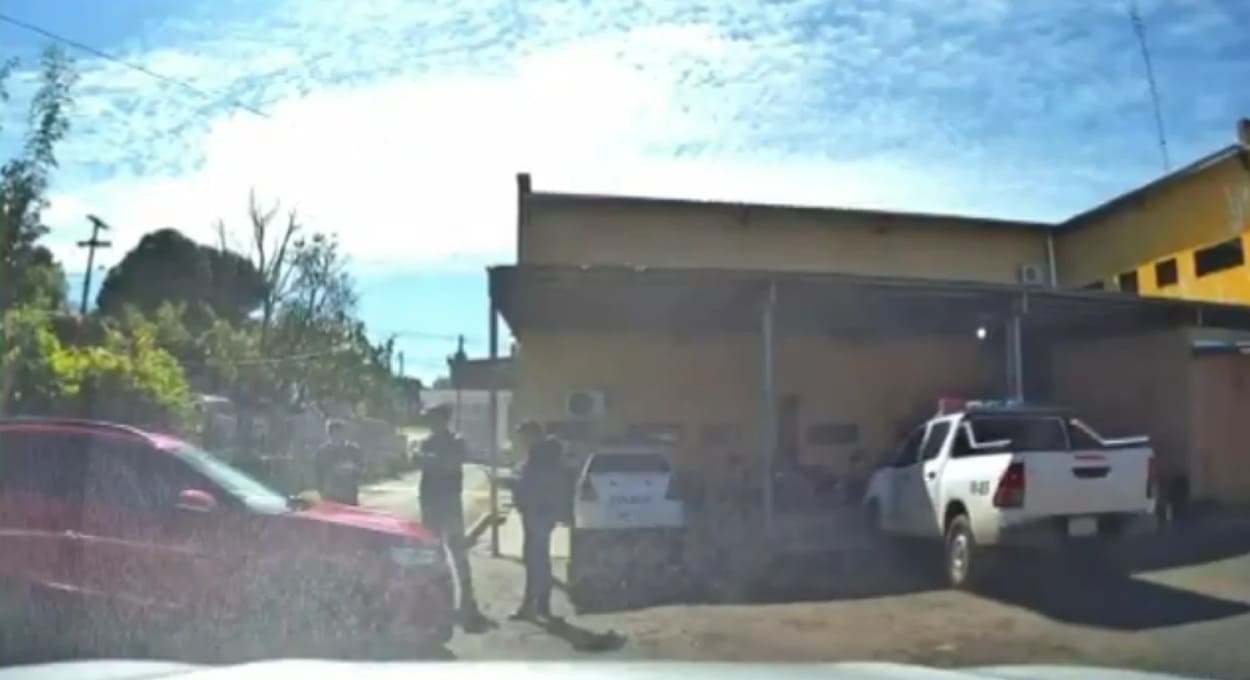 Roubado no Brasil, carro era usado por policial no Paraguai