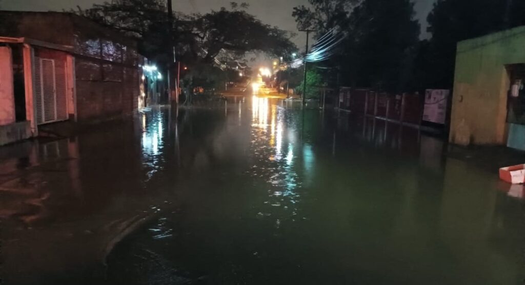 Alagamento na Avenida Araucária.