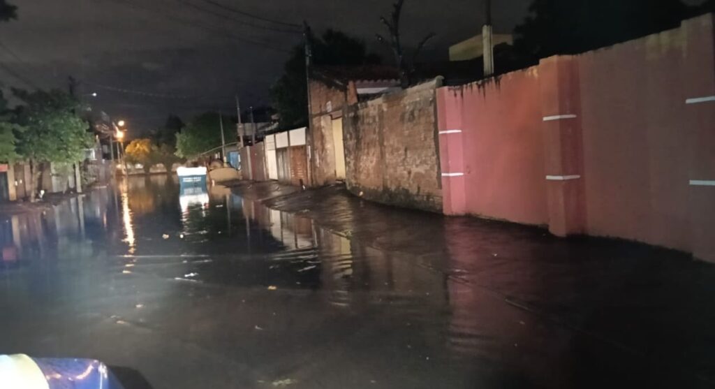 Alagamento na Rua Profeta Elias, Região Norte de Foz do Iguaçu.