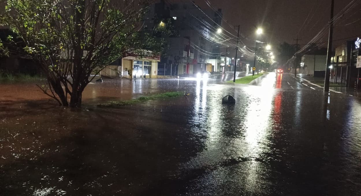 Temporal provoca alagamentos e derruba árvores em Foz do Iguaçu