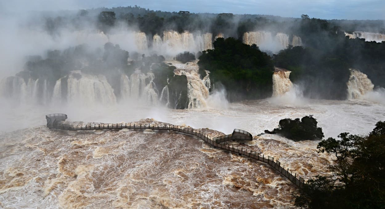 Cataratas tem vazão seis vezes acima; Brasil e Argentina fecham passarela