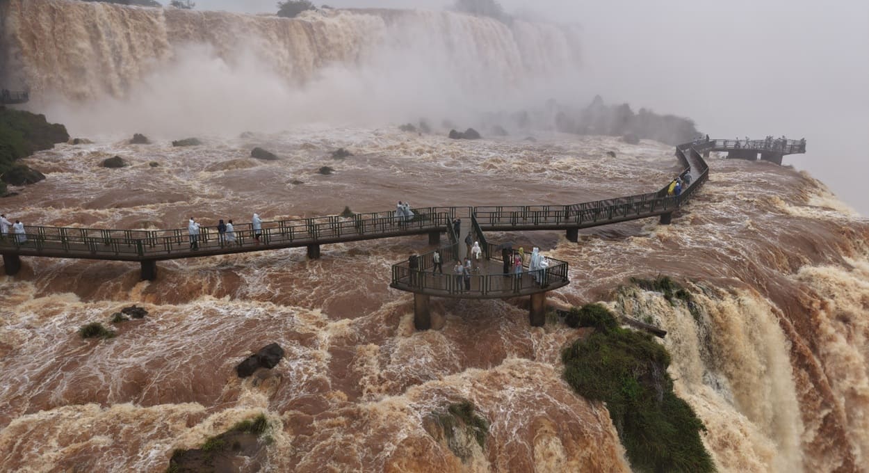 Cheia nas Cataratas do Iguaçu diminui; Argentina reabre passarela
