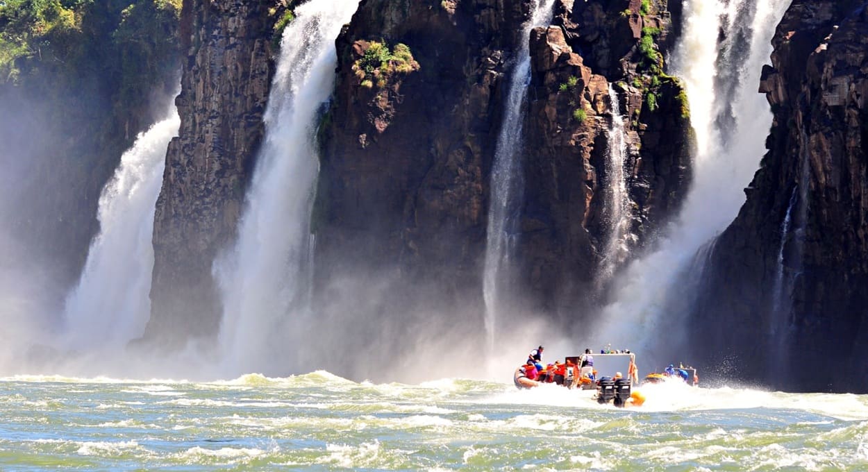 Polícia e Marinha apuram causas do acidente de barco nas Cataratas
