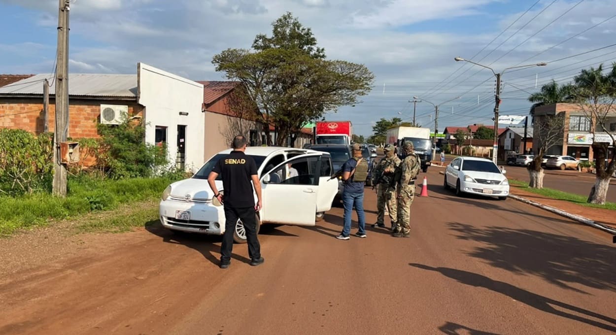 Policial é preso com fuzis em fundo falso de carro no Paraguai