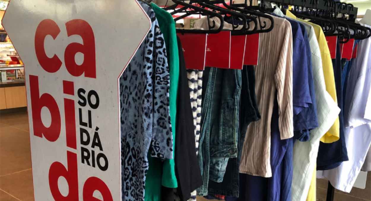 Cabide Solidário recebe doações na Rodoviária de Foz do Iguaçu