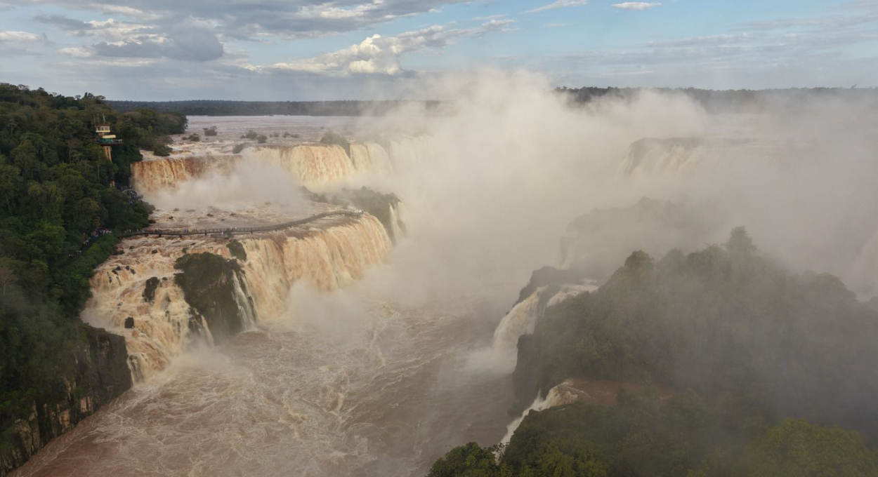 Show de imagens: vazão das Cataratas está quase cinco vezes acima do normal