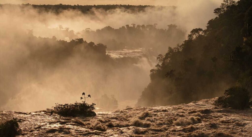 Névoa formada pela força da água encobre parte da paisagem do parque. Foto: Urbia+Cataratas/divulgação