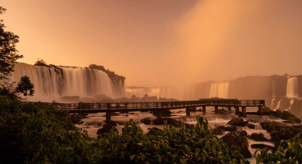 Panorama das Cataratas do Iguaçu registra, sobretudo, o espetáculo natural em meio ao aumento expressivo da vazão. Foto: Urbia+Cataratas/divulgação
