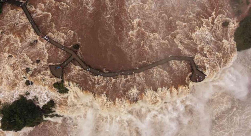 Vista aérea mostra a passarela cercada pelo volume de água, que já está quase cinco vezes acima do normal. Foto: Urbia+Cataratas/divulgação