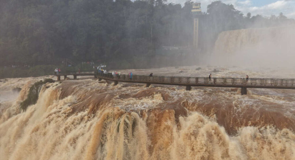 Volume de água elevado pelas últimas chuvas forma denso véu de neblina sobre as Cataratas do Iguaçu. Foto: Urbia+Cataratas/divulgação