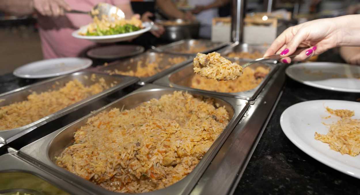 O cardápio traz o risoto de defumados, com carne de porco e bacon, além das versões de salame, frango e vegetariana. Foto: Convívio Tabor/divulgação