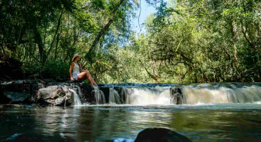 Trilhas e cachoeira compõem as atividades ao ar livre do resort, instalado em área preservada na Avenida das Cataratas. Foto: Vivaz/divulgação