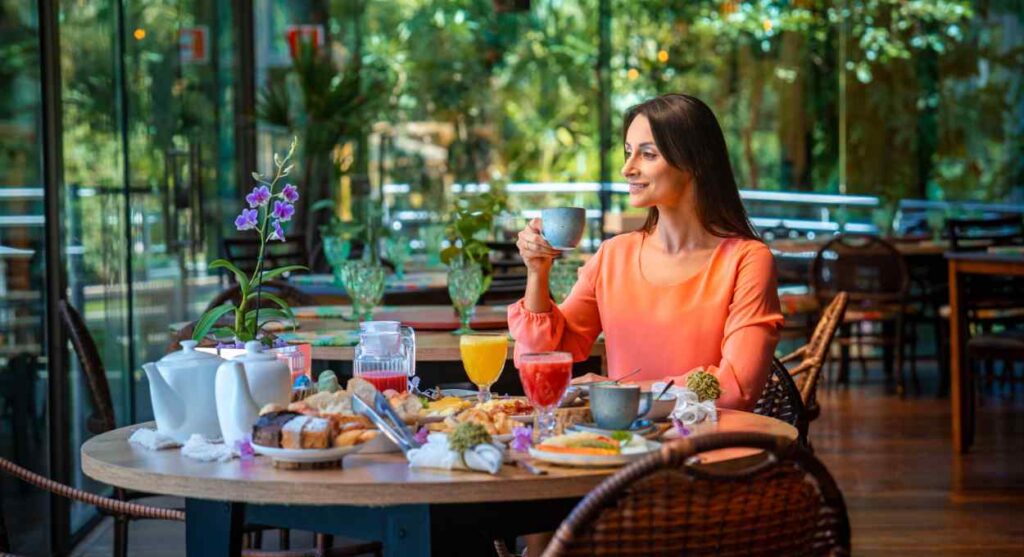 Café da manhã, incluso em todas as diárias da Hot Sale, é servido com vista para a área de Mata Atlântica preservada. Foto: Vivaz/divulgação