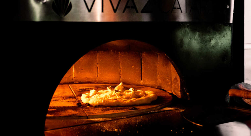 Forneria Vivaz, inaugurada recentemente, prepara pizzas de fermentação natural em forno à lenha. Foto: Vivaz/divulgação
