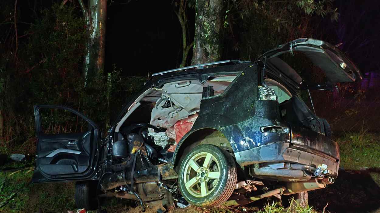 Duas estudantes morrem após veículo atingir árvore em Foz do Iguaçu