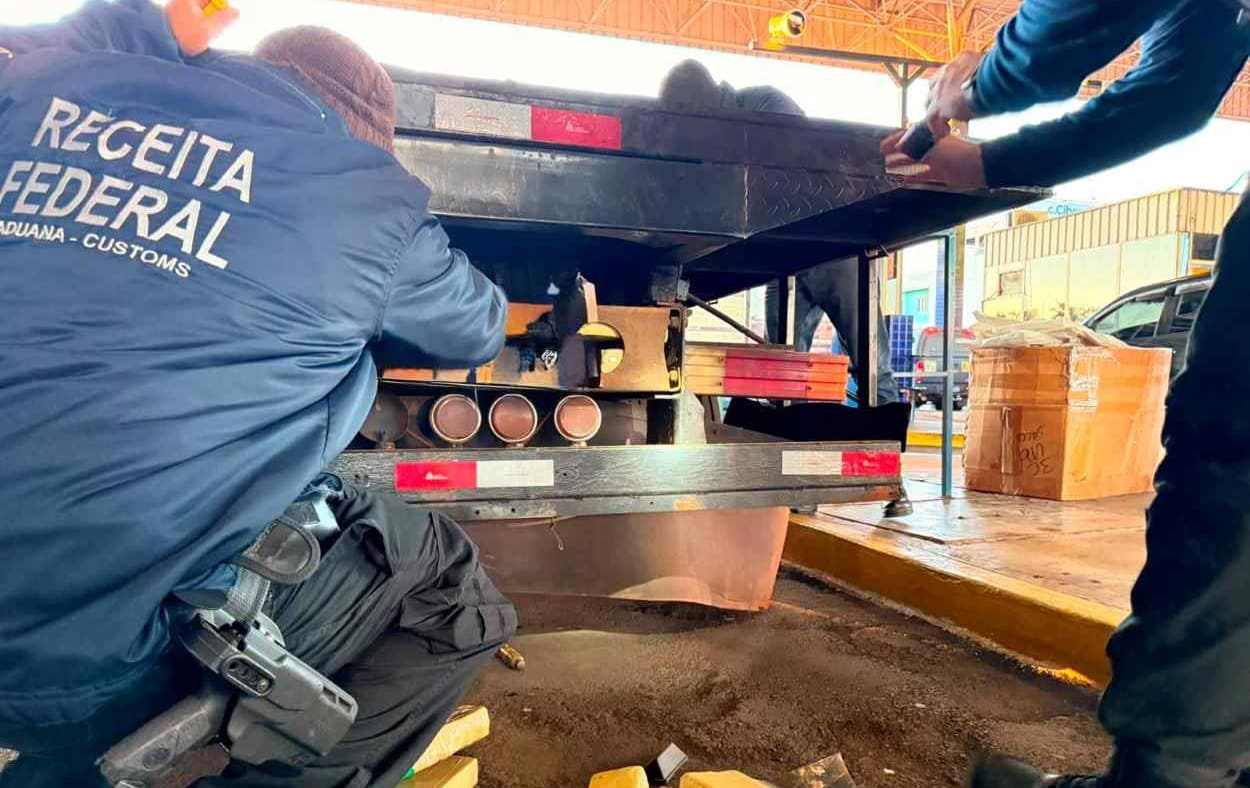 Meia tonelada de maconha é encontrada em fundo falso de caminhão na fronteira
