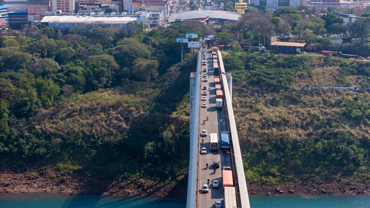 Motorista abandona caminhão com meio milhão em contrabando sobre a Ponte da Amizade