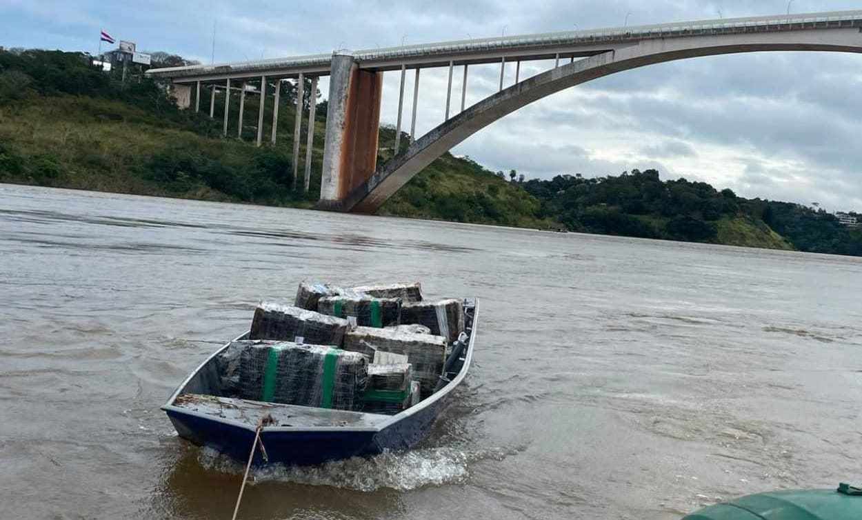 Embarcação com droga é interceptada, e polícia apreende 772 quilos de maconha