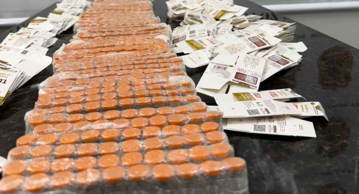 Homem é preso por contrabando de medicamentos no Aeroporto de Foz