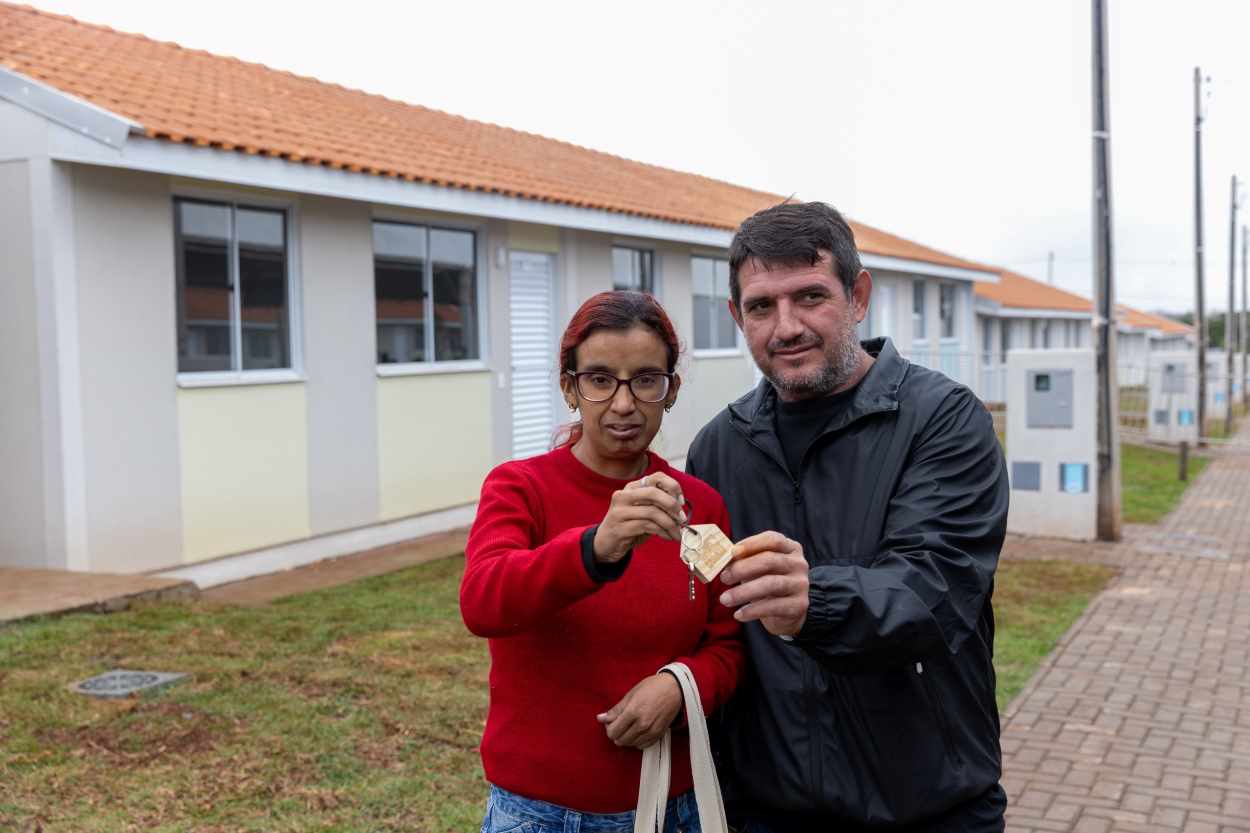 ‘Sentimento de felicidade’: 60 famílias recebem novas casas em Foz